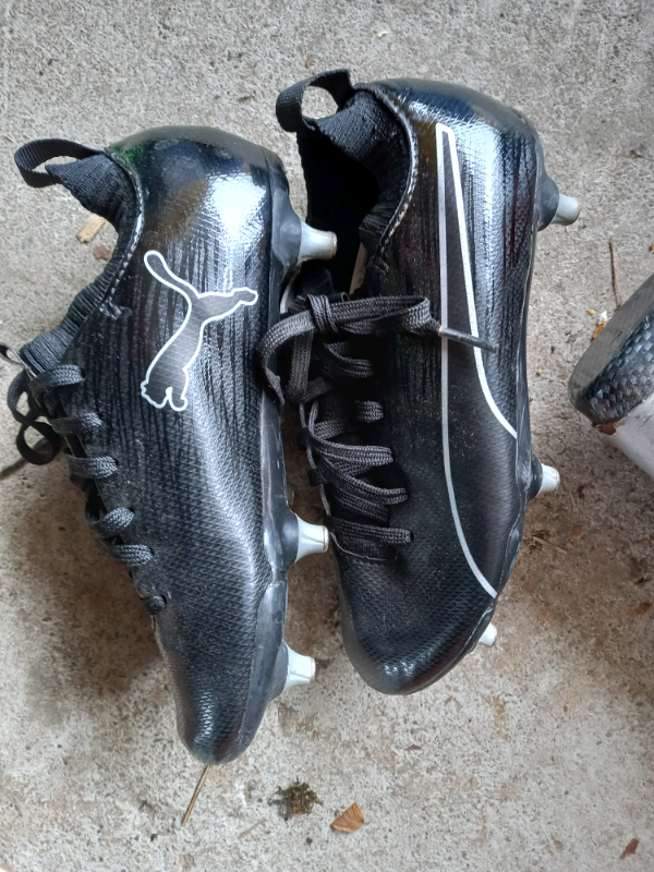 black football boots size 3